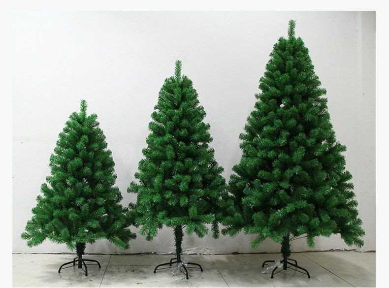 Sapins de Noël artificiels disponibles en plusieurs tailles.