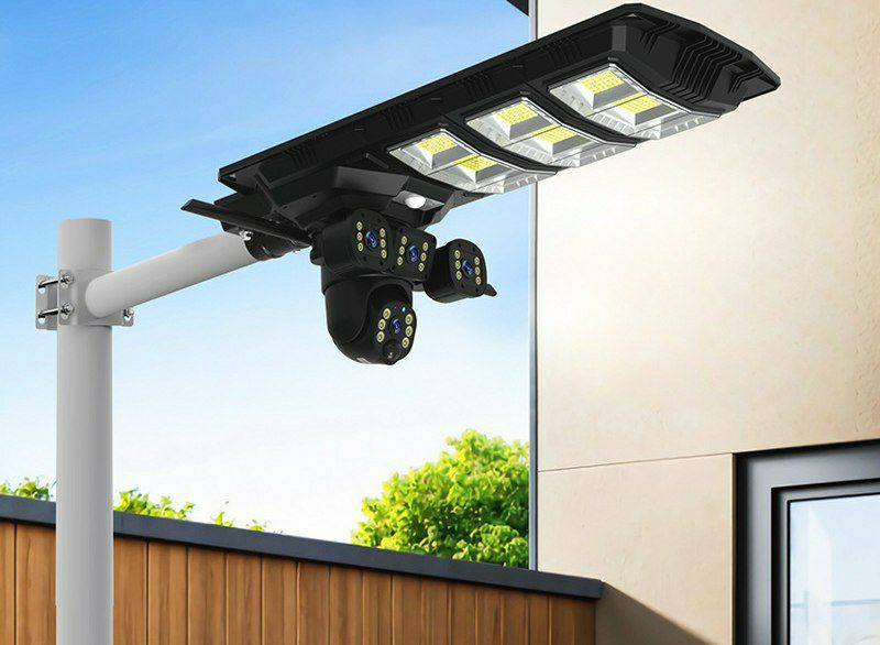Lampadaire solaire tout-en-un de marque générique intègre un projecteur LED puissant avec une caméra de surveillance PTZ rotative à 360° pour la sécurité extérieure.