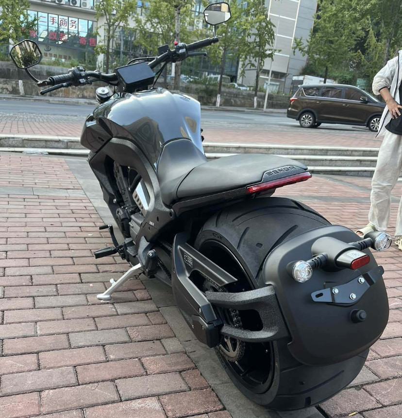 Benda LFC 700 année 2024 – moto cruiser rétro toute neuve haut de gamme